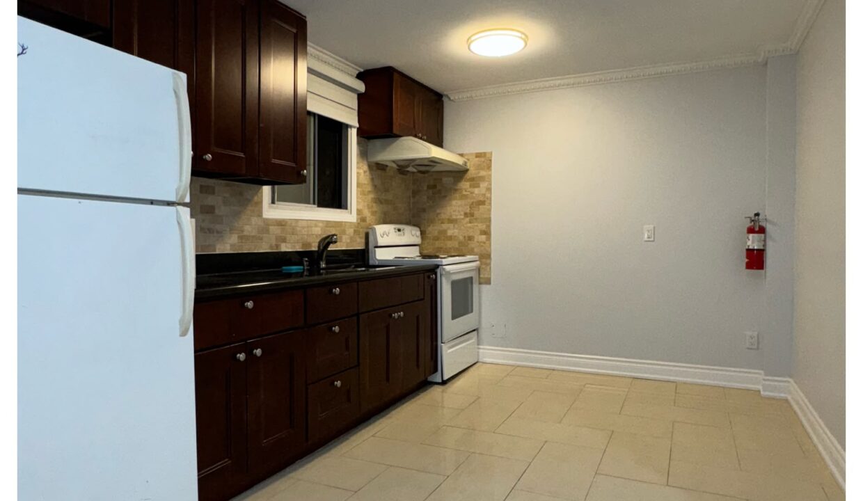 07. Kitchen and eat in area