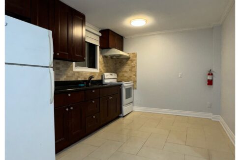 07. Kitchen and eat in area