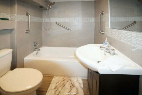 88 Surbray Grove, Mississauga, ON, L5B 2E1 Middle Level 8