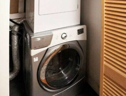 88 Surbray Grove, Mississauga, ON, L5B 2E1 Middle Level 9